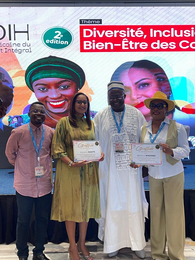 Mariame Diakité et des intervenants recevant leur certificat « Gratitude et Reconnaissance » lors de la convention