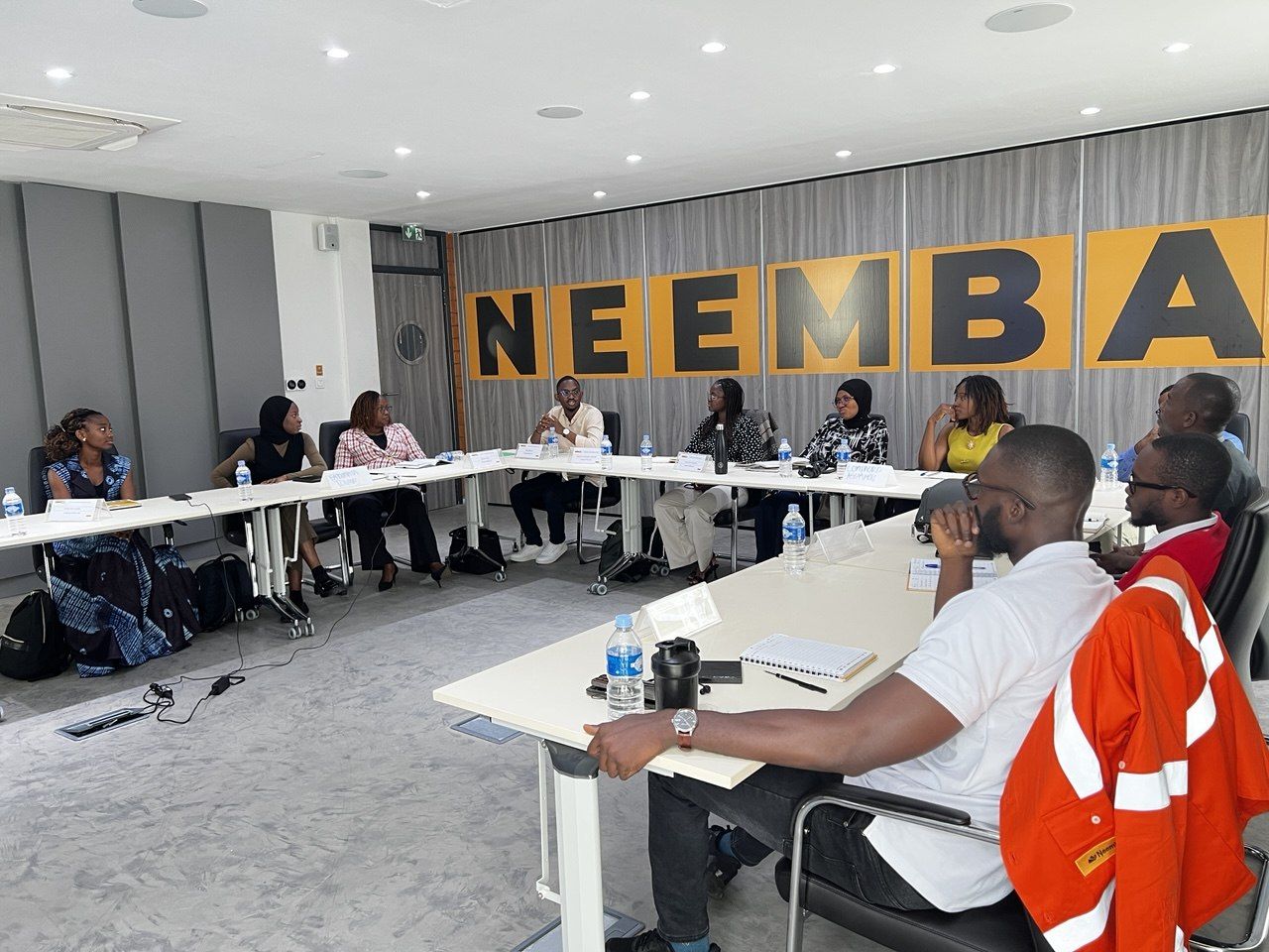 Les Graduates en séance dans la salle de formation de NEEMBA Academy