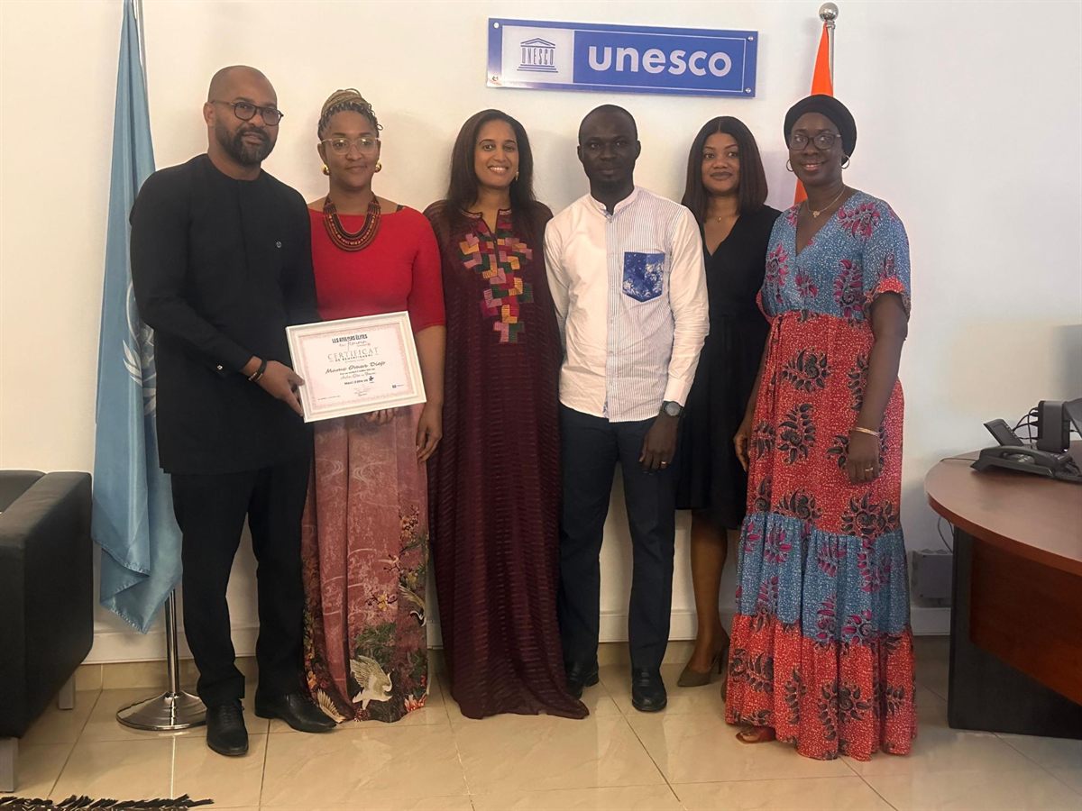 Remise d'un certificat de remerciement « Les Ateliers Élites au Féminin » dans les locaux de l'UNESCO Côte d'Ivoire