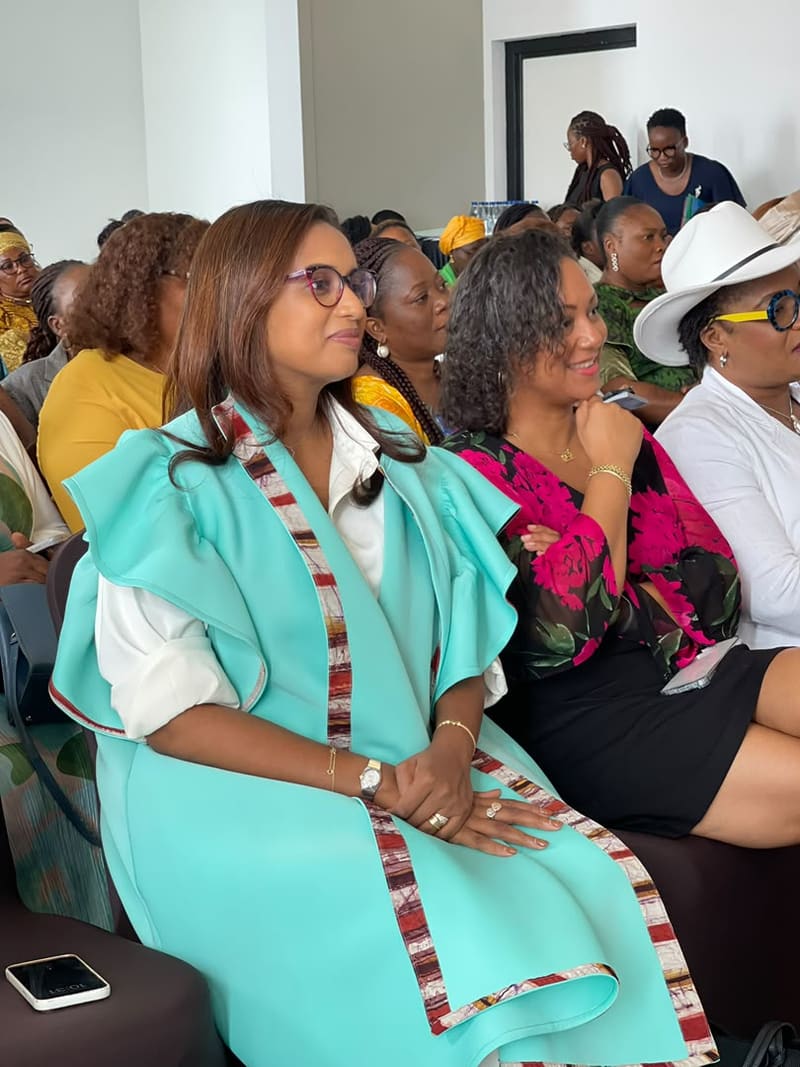 Mariame Diakité assise parmi les participantes d’une rencontre